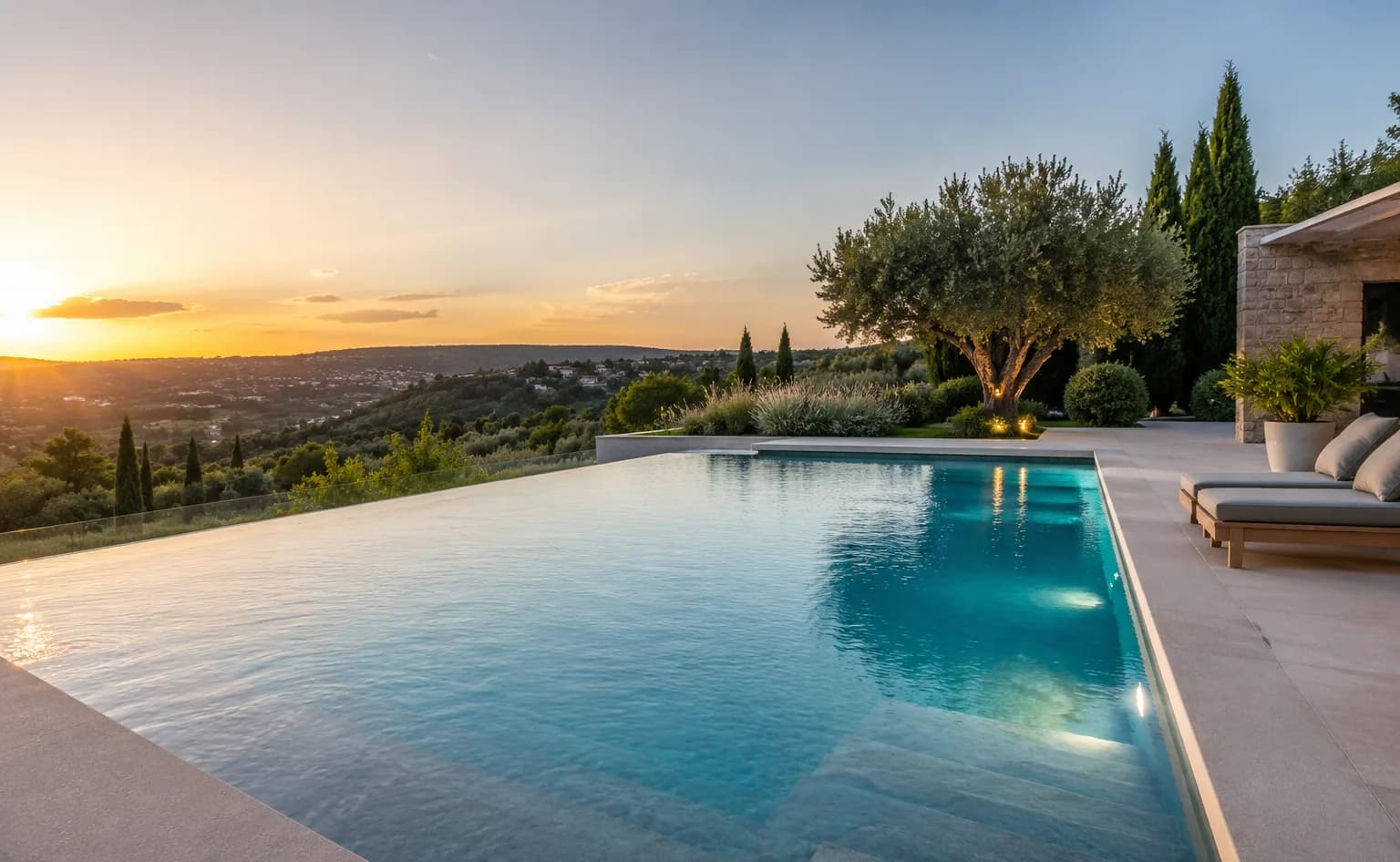 Infinity-Pool einer Beispielanlage bei Sonnenuntergang