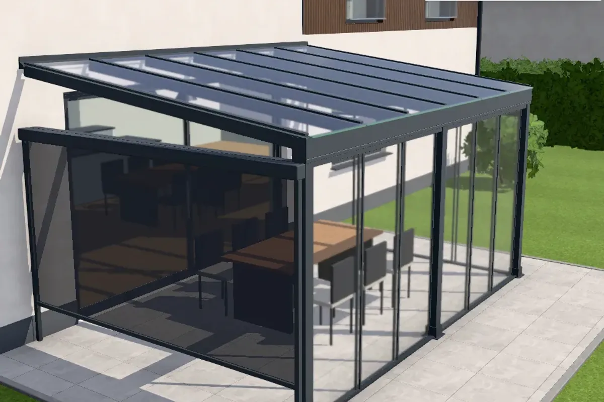 3D-Konfigurator: Sommergarten mit rahmenlosen Glasschiebewänden und Senkrechtmarkise an der Seite