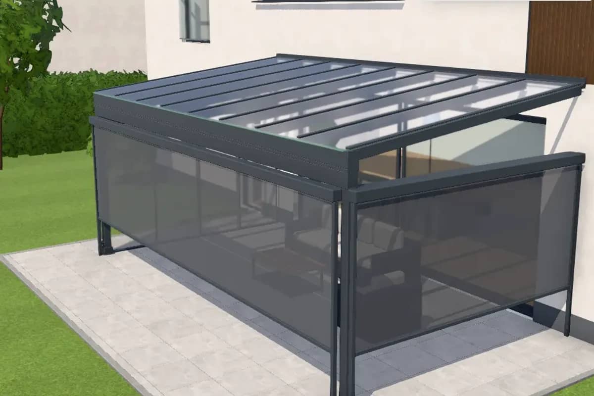 3D-Konfigurator: Terrassendach mit Glasdach und heruntergelassenen Senkrechtmarkisen an Seite und Front