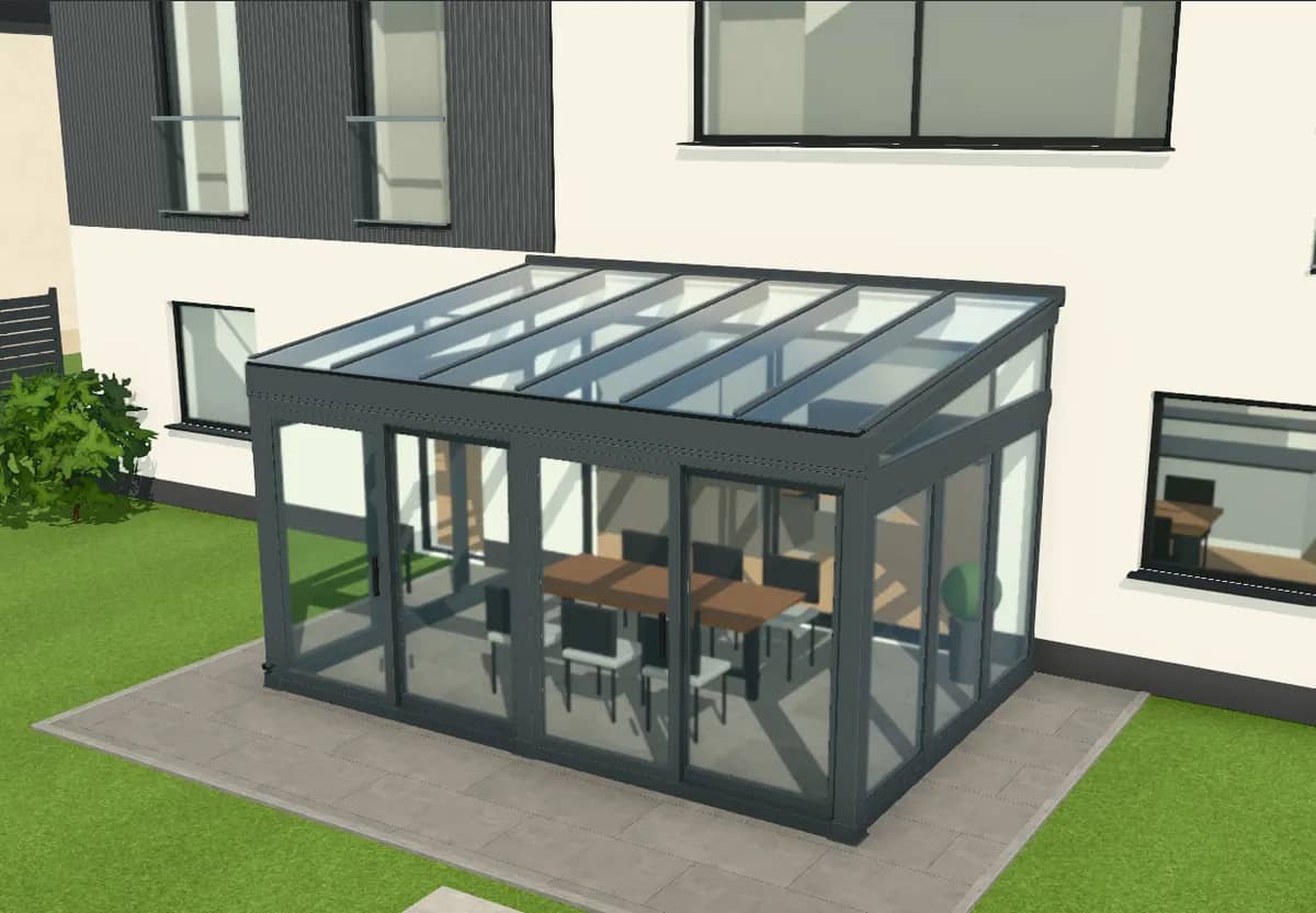 3D-Konfigurator: Warmwintergarten in Anthrazit mit Glasdach und Schiebeelementen am Haus, darin ein Esstisch